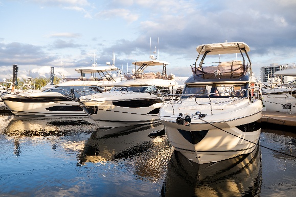 Yates a motor amarrados en los muelles de FLIBS