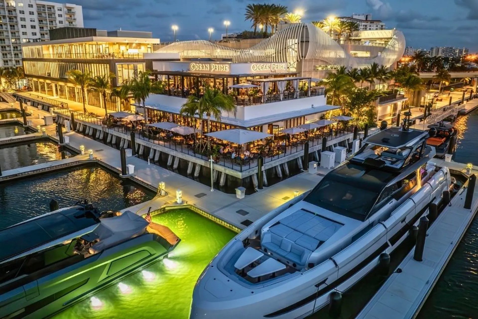 Marina de Fort Lauderdale iluminada al atardecer con un yate a motor