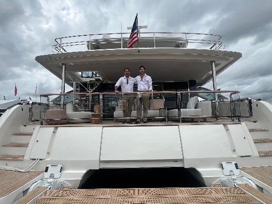 Equipo de Globe Sailing a bordo de un catamarán en el Boat Show