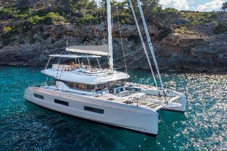 Catamarán Lagoon 60 fondeado en una cala de aguas turquesa