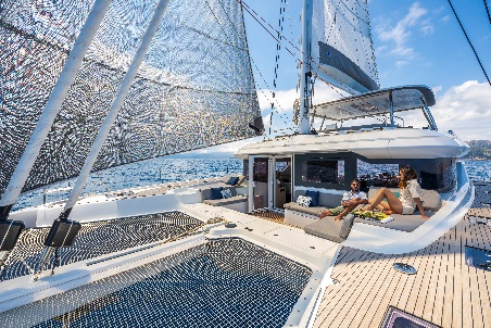 Cockpit de proa del Lagoon 60 navegando a vela