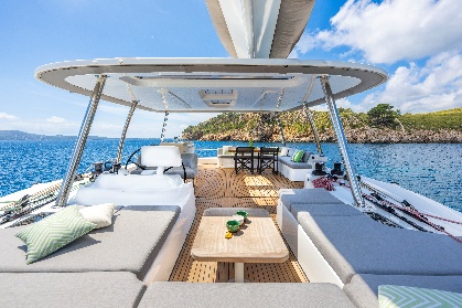 Zona de descanso y comedor en el flybridge del Lagoon 60